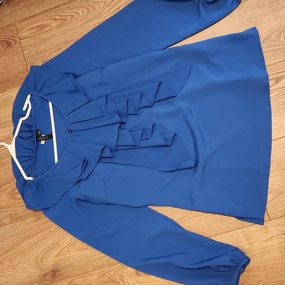 🦋 Adorable blue blouse 🦋 - Picture 9 of 11